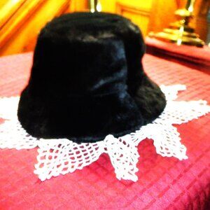 New ~ Never Worn ~ BLACK HAT ~ 21 Inch Inside Base